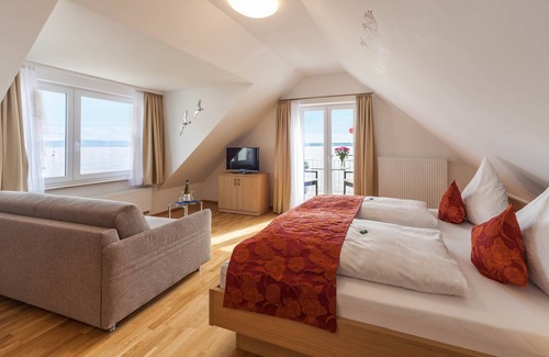 Hagnau Hotel | Modern Lakefront Apartment at Seehotel BelRiva with Breakfast