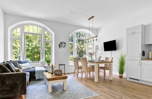 Hedwigenkoog Apartment | Seepferdchen: Scenic Terrace for 6 with Pool & Ocean View