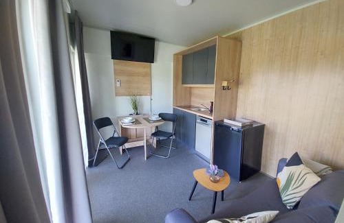 Großsteinbach Ski Chalet | Relaxing Oceanfront Retreat at SeeRuhe - Mobilheim Grosssteinbach