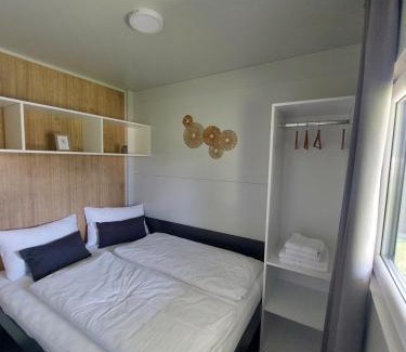 Großsteinbach Ski Chalet | Relaxing Oceanfront Retreat at SeeRuhe - Mobilheim Grosssteinbach
