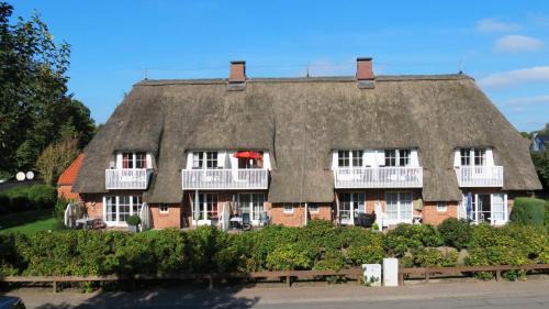 Busumer Deichhausen Apartment | Enchanting Seeschlößchen Nr 6: Oceanfront Family Retreat