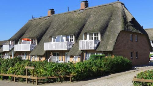 Busumer Deichhausen Apartment | Enchanting Seeschlößchen Nr 6: Oceanfront Family Retreat
