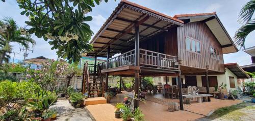 Prachuap Khiri Khan House | Beachfront SeeSea Thai Wooden House with Ocean View