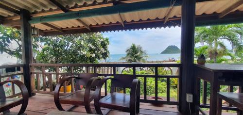 Prachuap Khiri Khan House | Beachfront SeeSea Thai Wooden House with Ocean View