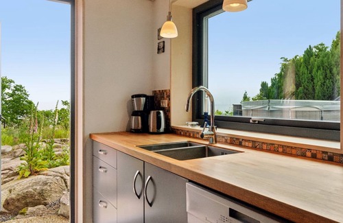 Sandkaas House | Seetje: Oceanfront Retreat with Spa & Hot Tub Amenities