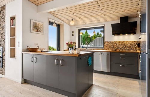 Sandkaas House | Seetje: Oceanfront Retreat with Spa & Hot Tub Amenities