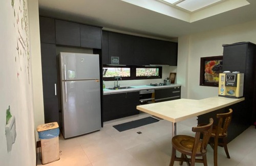 Xihu House | Cozy Getaway at SeeU Coffee and B&B with Great Amenities