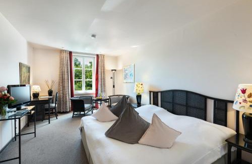 Unteruhldingen Hotel | Seevilla: Oceanfront Escape with Spa & Hot Tub, Rated 9/10