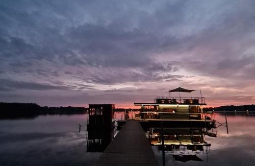 Mullrose Boat Rental | Seaside Houseboat with Fireplace & Sauna - Guest Rated 10/10