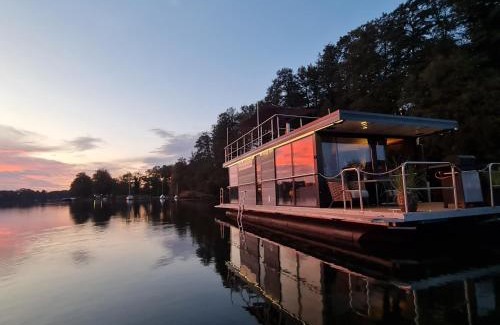 Mullrose Boat Rental | Seaside Houseboat with Fireplace & Sauna - Guest Rated 10/10