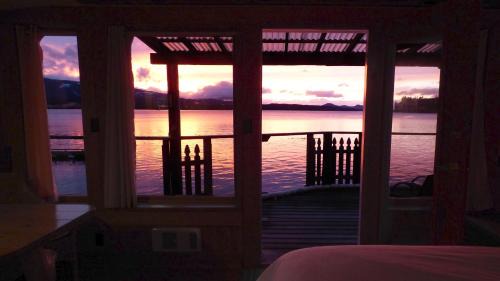 Alert Bay Hotel | Discover Seine Boat Inn: 4-Star Stay with Family-Friendly Amenities