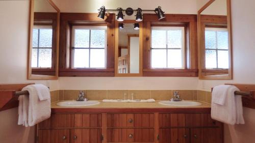 Alert Bay Hotel | Discover Seine Boat Inn: 4-Star Stay with Family-Friendly Amenities
