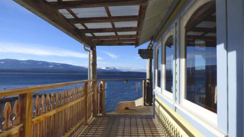 Alert Bay Hotel | Discover Seine Boat Inn: 4-Star Stay with Family-Friendly Amenities