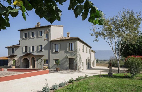 Cannara Apartment | SeiPetali: 4-Star Retreat with Family-Friendly Amenities