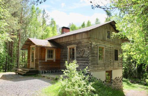 Ikaalinen Cabin | Cozy Seitsemisen Torpat Log Cabin with Ocean View & Hot Tub