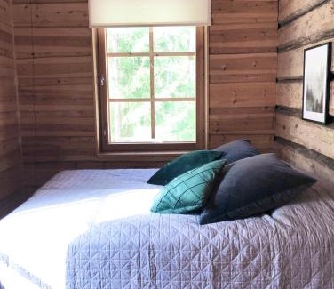 Ikaalinen Cabin | Cozy Seitsemisen Torpat Log Cabin with Ocean View & Hot Tub