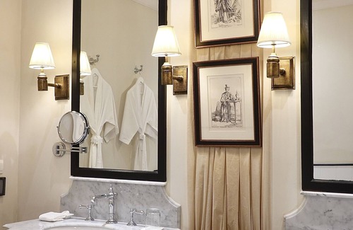 Hang Dong Hotel | Explore Sela: Family-Friendly Haven with Pool & Dining