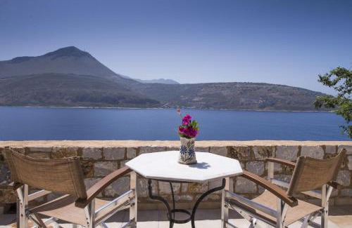 Itilo Apartment | Pet-Friendly Selana Studios with Oceanfront Pool Access