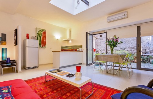 Monti Apartment | Discover Selci: Steps from the Colosseum with Spa Amenities