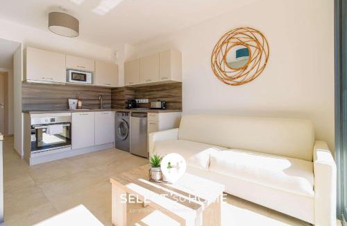 Le Lavandou Apartment | Relaxing Oceanfront Apartment with Pool and Outdoor Shower