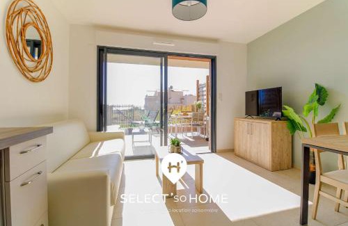 Le Lavandou Apartment | Relaxing Oceanfront Apartment with Pool and Outdoor Shower