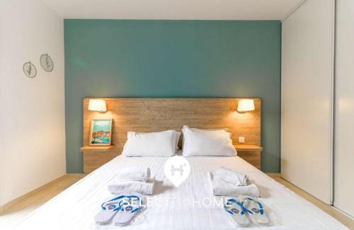 Le Lavandou Apartment | Relaxing Oceanfront Apartment with Pool and Outdoor Shower