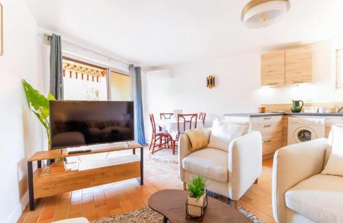 Le Lavandou Apartment | Experience Oceanfront Bliss at SELECT'soHOME in Saint-Clair
