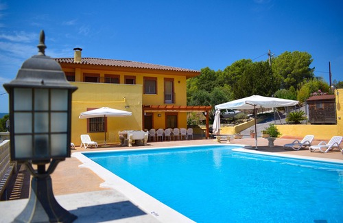 Castellet i la Gornal Villa | Inviting Self Catering Cal Vimón – Ideal for 14 Guests
