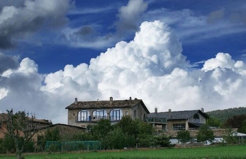 Sant Boi de Llucanes Cottage | Ideal Self-Catering Ca l'Avi for Families and Pets