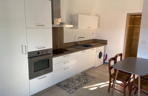 Saint-Saturnin-les-Avignon Cottage | Pet-Friendly Self-Catering Cottage with Ocean View in Provence