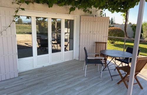 Saint-Saturnin-les-Avignon Cottage | Pet-Friendly Self-Catering Cottage with Ocean View in Provence