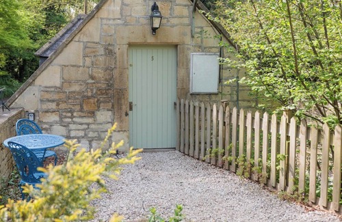 Box Apartment | Cozy Self-Catered Coach House near Bath with Private Entrance
