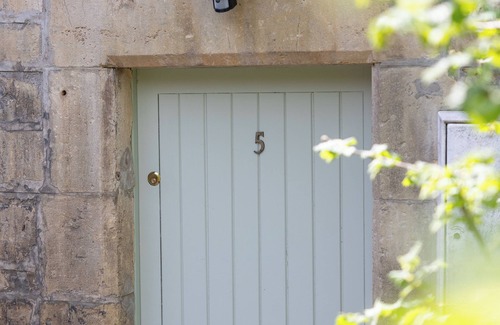 Box Apartment | Cozy Self-Catered Coach House near Bath with Private Entrance
