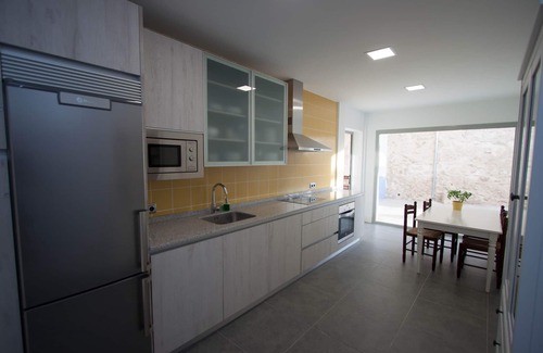 Horcajo de Santiago Cottage | Charming La Alvardana: Ideal for 9 with Spa & Kitchen