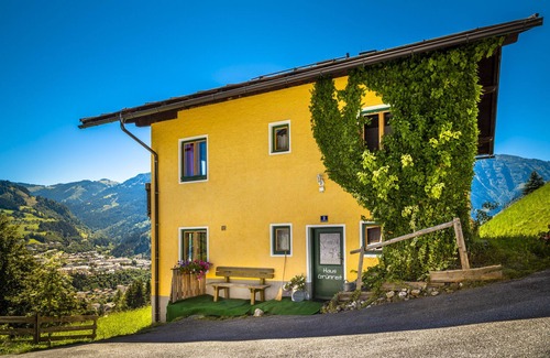Maschl House | Stylish Self-Catering Cottage: Relax and Enjoy Pet-Friendly Amenities