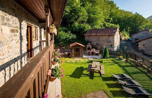 Oseja de Sajambre Cottage | Cozy El Encanto del Valleval: Family-Friendly Getaway