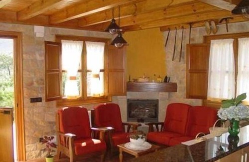 San Pelayo Cottage | Oceanfront El Madreñeru: Ideal for 6 with Pet-Friendly Perks
