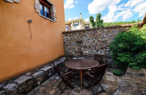 Brugos de Fenar Cottage | Pet-Friendly El Henar del Rey: Ocean View for 4 Guests