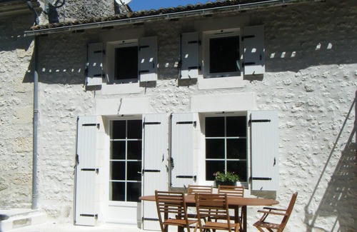 Nieul-les-Saintes House | Guest Rated: 10/10 Self-Catering Holiday Home with Kitchen