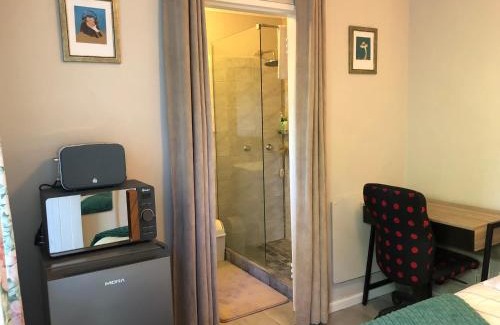 Plattekloof House | Inviting Self Catering Guest House with Pool and 8.8 Rating