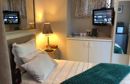 Plattekloof House | Inviting Self Catering Guest House with Pool and 8.8 Rating