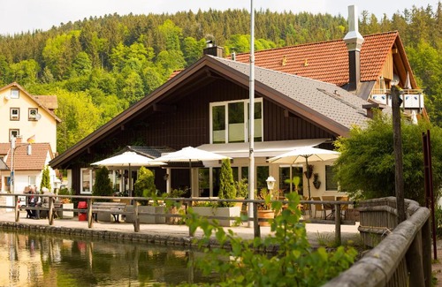 Triberg im Schwarzwald House | Self-Check-In Apartments with Restaurant by the Lake