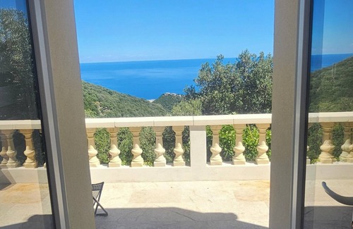 Ville-di-Pietrabugno Apartment | Self-contained apartment Sea view