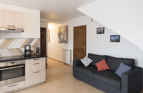 Flassans-sur-Issole Apartment | Exceptional 2-Bedroom Apartment in Scenic Provencal Villa