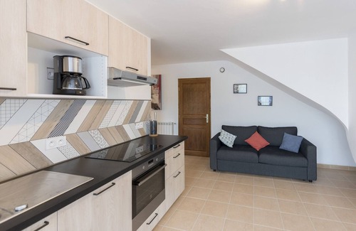 Flassans-sur-Issole Apartment | Exceptional 2-Bedroom Apartment in Scenic Provencal Villa