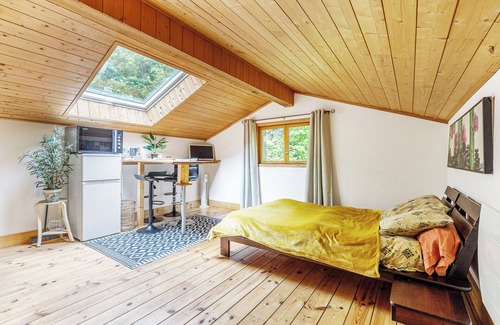 Blesignac Bed & Breakfast | Serene Retreat with Pool and Kitchen in Acacia Forest
