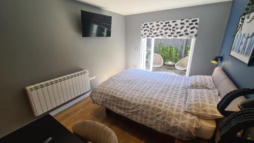 Barnstaple House | Serene Garden Retreat with En-Suite and Family Amenities