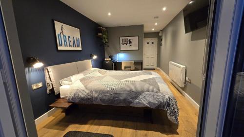 Barnstaple House | Serene Garden Retreat with En-Suite and Family Amenities
