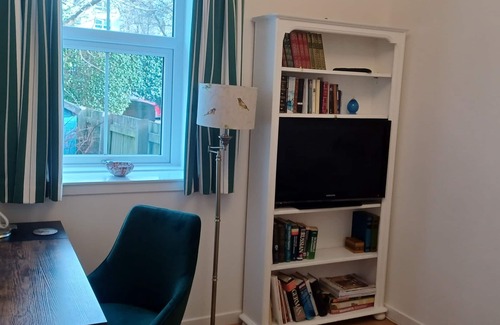North West Apartment | Convenient Self-Contained Annex with Ocean View in Glasgow