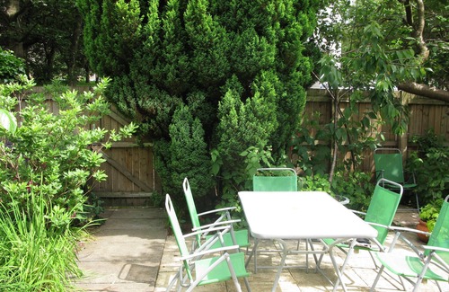 North West Apartment | Convenient Self-Contained Annex with Ocean View in Glasgow